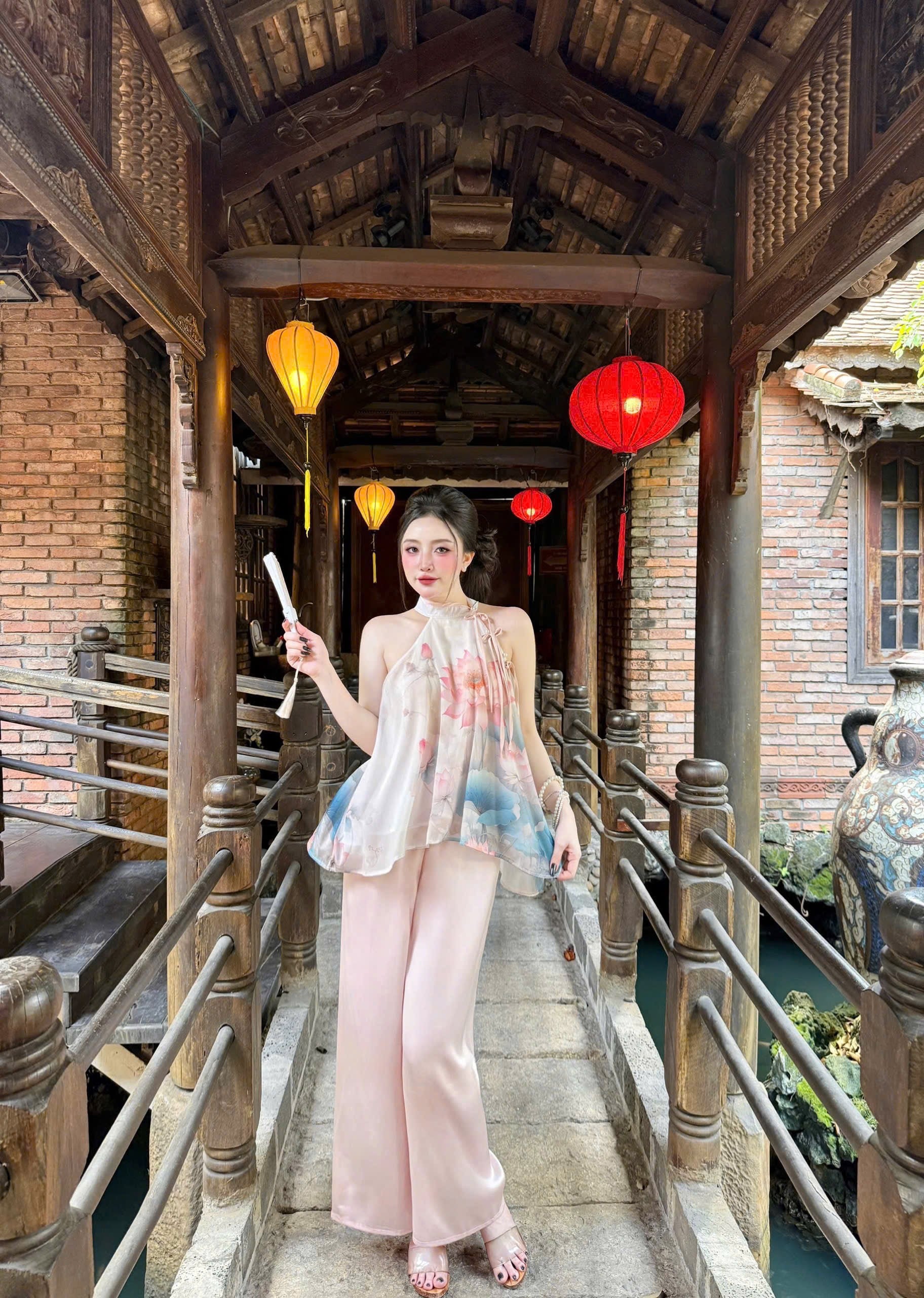 L20 Set Áo Cổ Yếm Quần Lụa