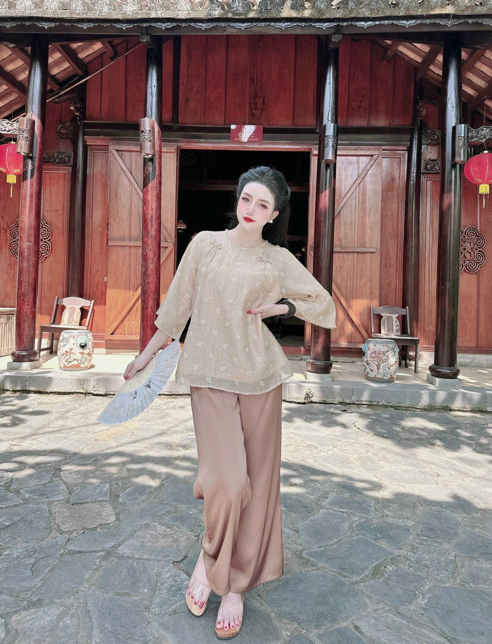 P11 - Pháp Phục Lam Tơ Thêu Hoa Nhí Áo Hai Lớp Cổ Tròn Nút Ngọc