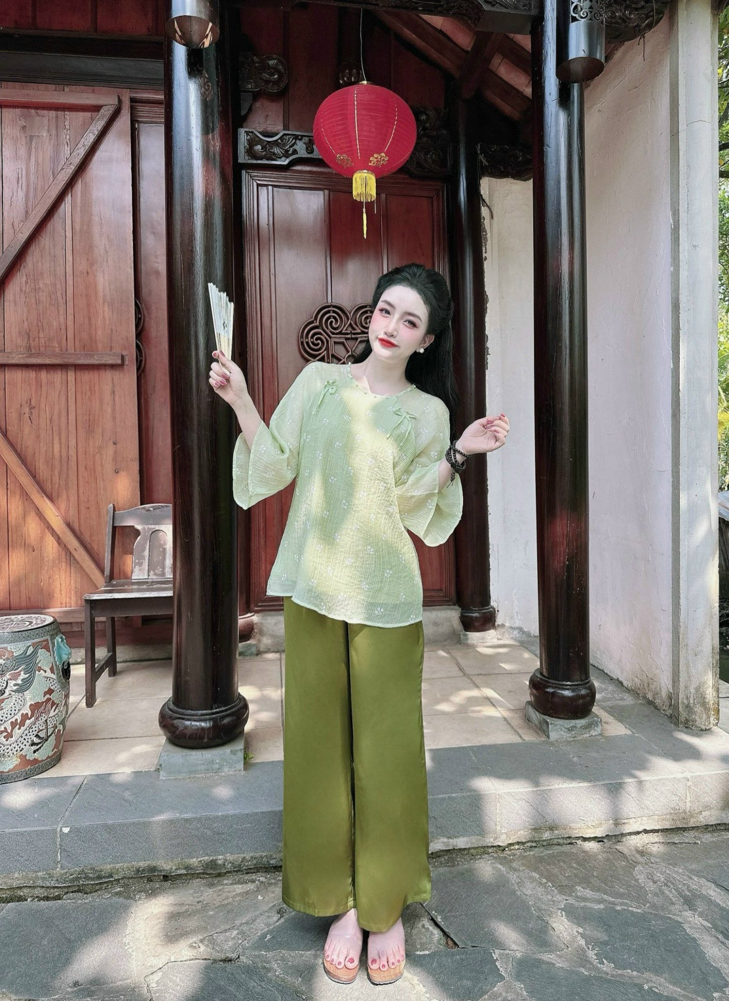 P10 - Pháp Phục Lam Tơ Thêu Hoa Nhí Áo Hai Lớp Cổ Tròn Nút Ngọc