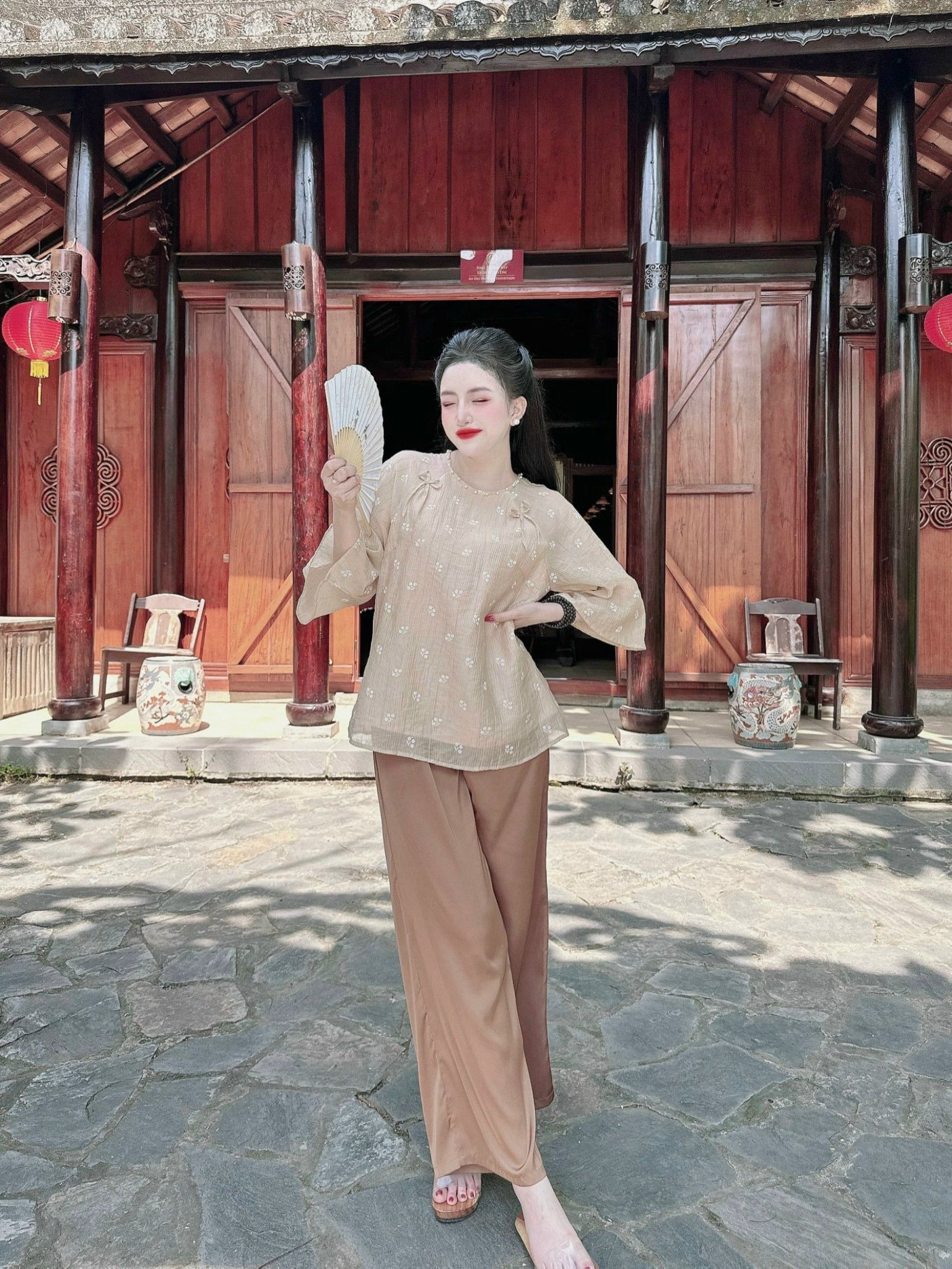 P11 - Pháp Phục Lam Tơ Thêu Hoa Nhí Áo Hai Lớp Cổ Tròn Nút Ngọc